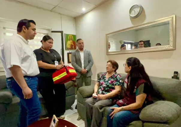 Jesús Nava lleva consultas médicas a domicilio para adultos mayores en Santa Catarina