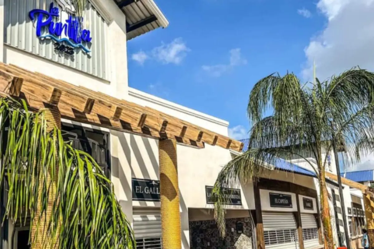 Descubre en La Puntilla de Tampico una variedad de mariscos frescos y locales de comida para disfrutar en familia