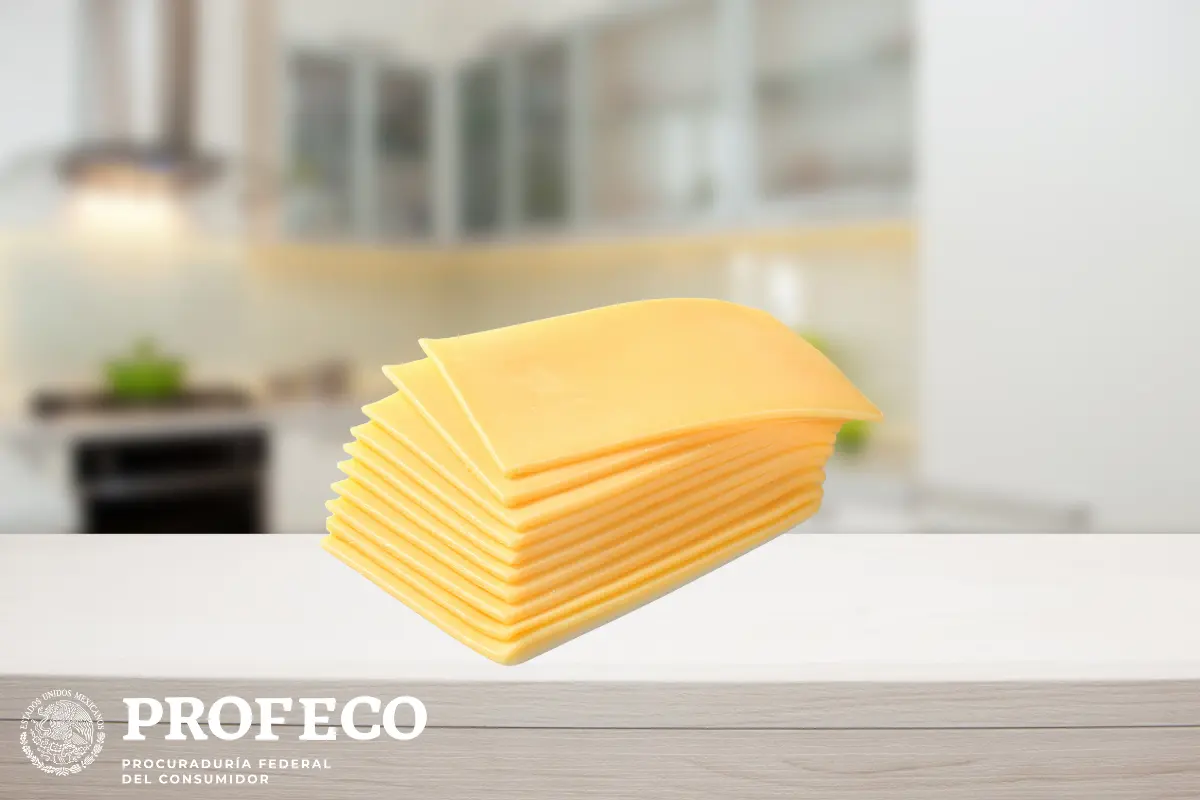 El análisis de Profeco confirma que un queso amarillo sí es auténtico y no contiene microplásticos ni ingredientes chafas. Foto: Canva