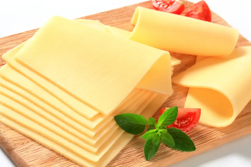En la lista de Profeco ya hay un queso amarillo que destaca por su autenticidad y ausencia total de microplásticos. Foto: Canva