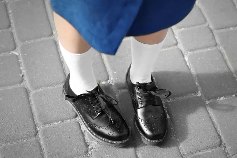 Un análisis reciente de Profeco revela la resistencia de diversos modelos de zapatos escolares para el próximo ciclo educativo. Foto: Canva