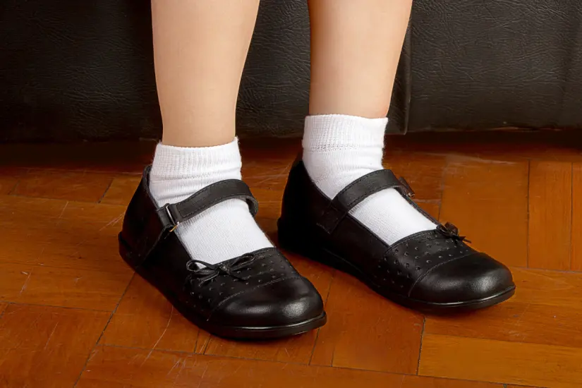 Se llevó a cabo un estudio para evaluar la durabilidad de zapatos escolares en el contexto del regreso a clases. Foto: Canva