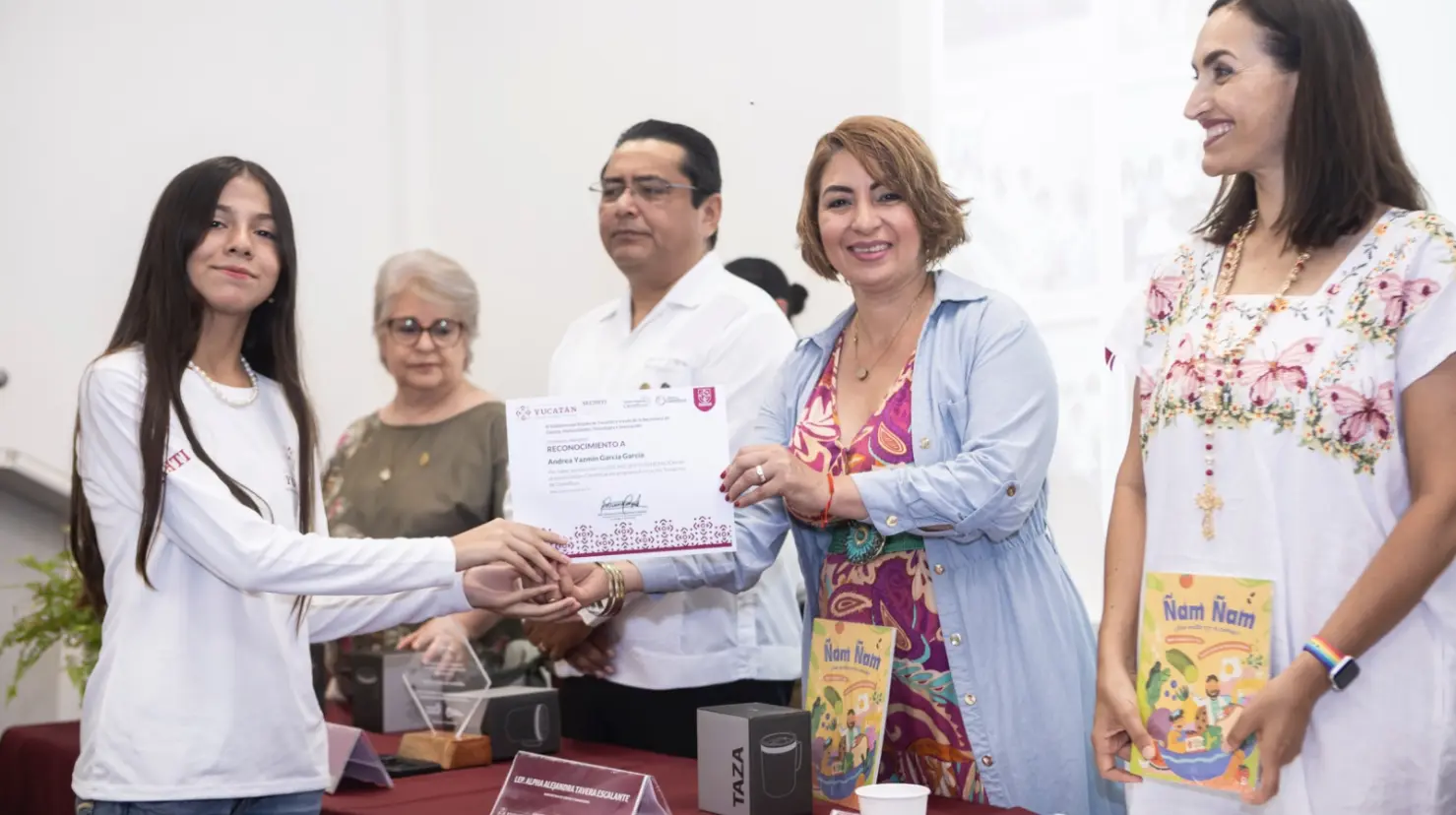 Gracias al programa Raíces Científicas, estudiantes yucatecos de nivel secundaria fueron reconocidos por su curiosidad, creatividad y pasión por el conocimiento.- Fuente Gobierno del Estado