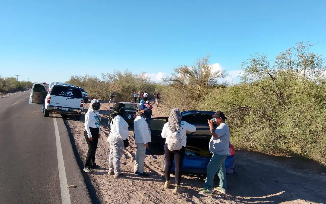 Colectivo de búsqueda y autoridades en hallazgo de cuerpos de víctimas. Foto: Facebook (Buscadoras Por La Paz Sonora)
