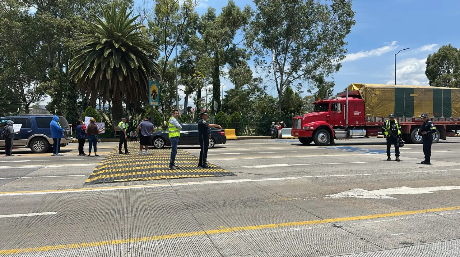 Transportistas exigen seguridad y cierran la autopista México-Puebla. Imagen: Juan Manuel Camacho