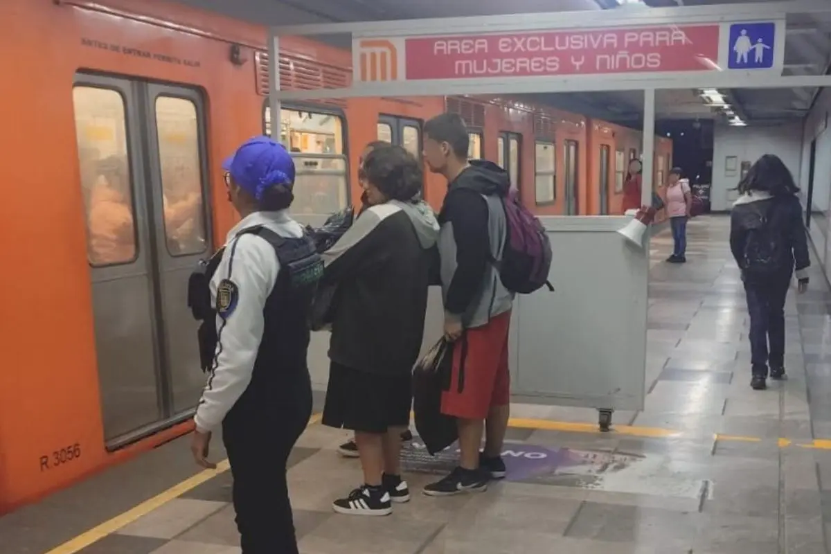 Personas en una estación del Metro CDMX. Foto: X (@Metro_CDMX)
