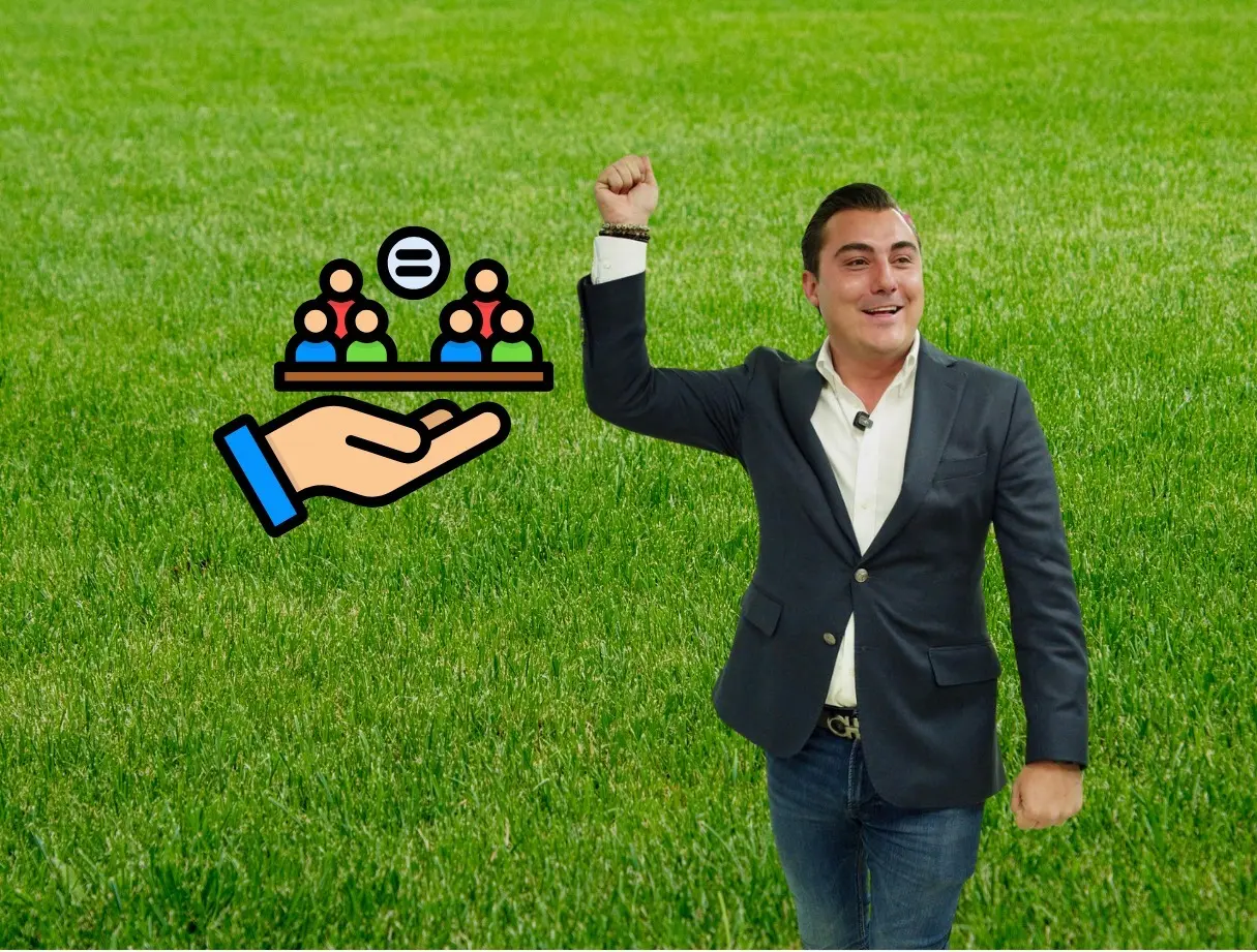 El alcalde de García, previo al evento hizo un recorrido por el campo de fútbol americano ubicado sobre la avenida Lincoln Cruz con el Libramiento Noreste. Foto: Canva/Manuel Guerra Cavazos.