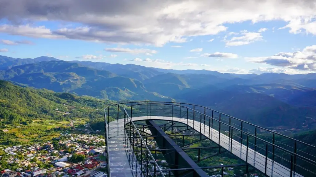 El mítico pueblo cerca de CDMX con un mirador de cristal que te hará flotar entre las nubes