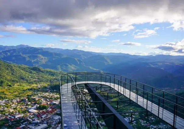 El mítico pueblo cerca de CDMX con un mirador de cristal que te hará flotar entre las nubes