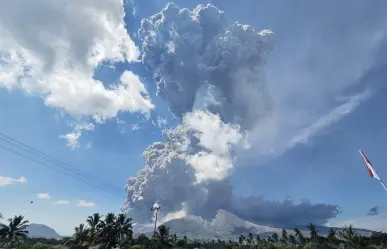 Video l Captan erupción del monte Lewotobi Laki-laki en Indonesia