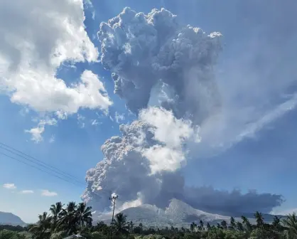 Video l Captan erupción del monte Lewotobi Laki-laki en Indonesia