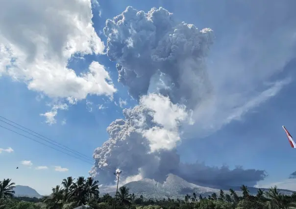 Video l Captan erupción del monte Lewotobi Laki-laki en Indonesia