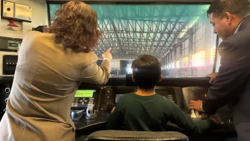 VIDEO | Niño viaja en la cabina del Metro de CDMX por su cumpleaños y así se ve
