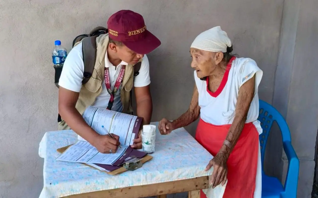 Servidor de la Nación atendiendo a adulta mayor en Fresnillo, Zacatecas. Foto: X (@A_MontielR)