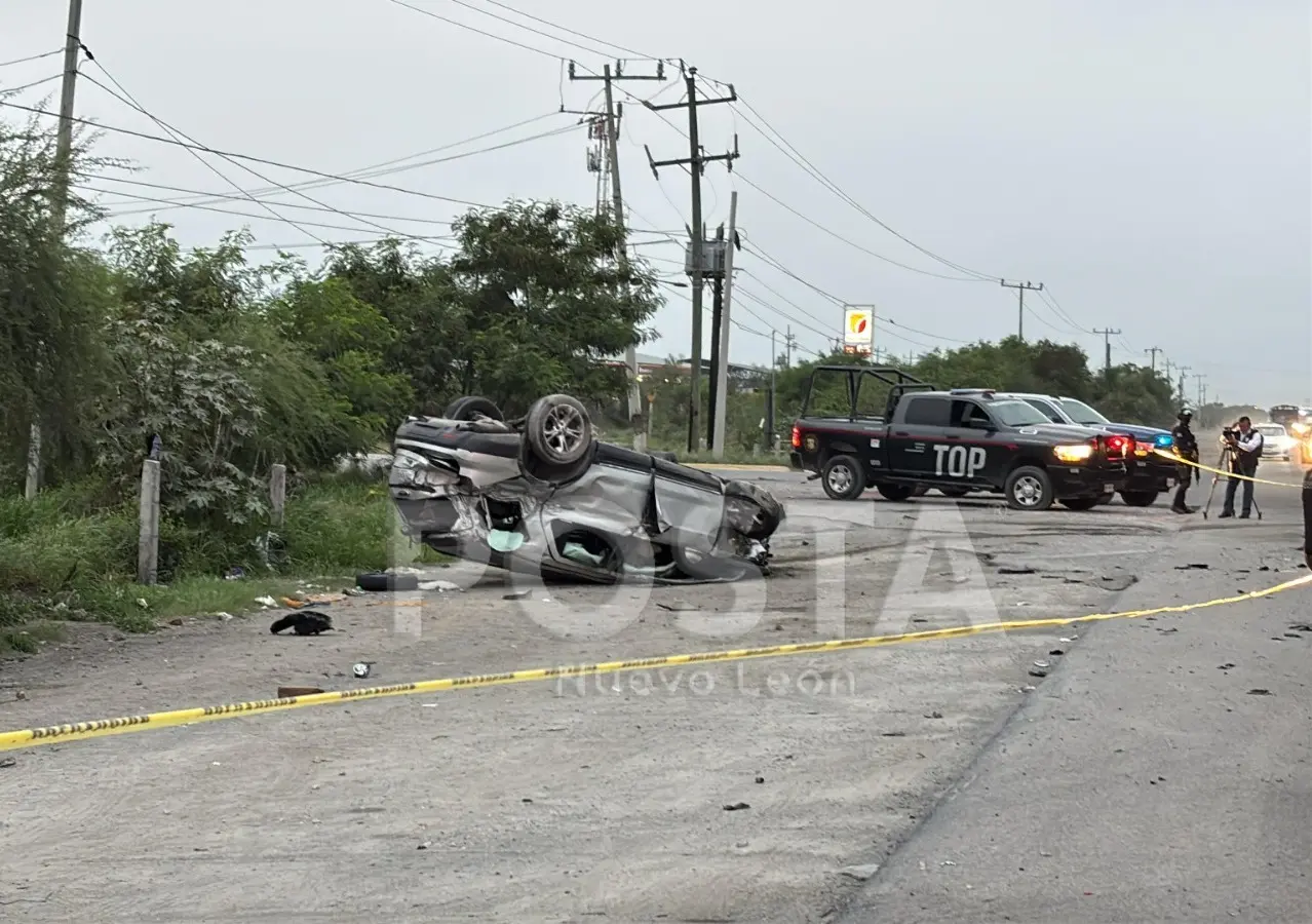 El área permanece bajo resguardo de las autoridades municipales y estatales, mientras personal especializado inspecciona los explosivos hallados en la camioneta. Foto: POSTA.