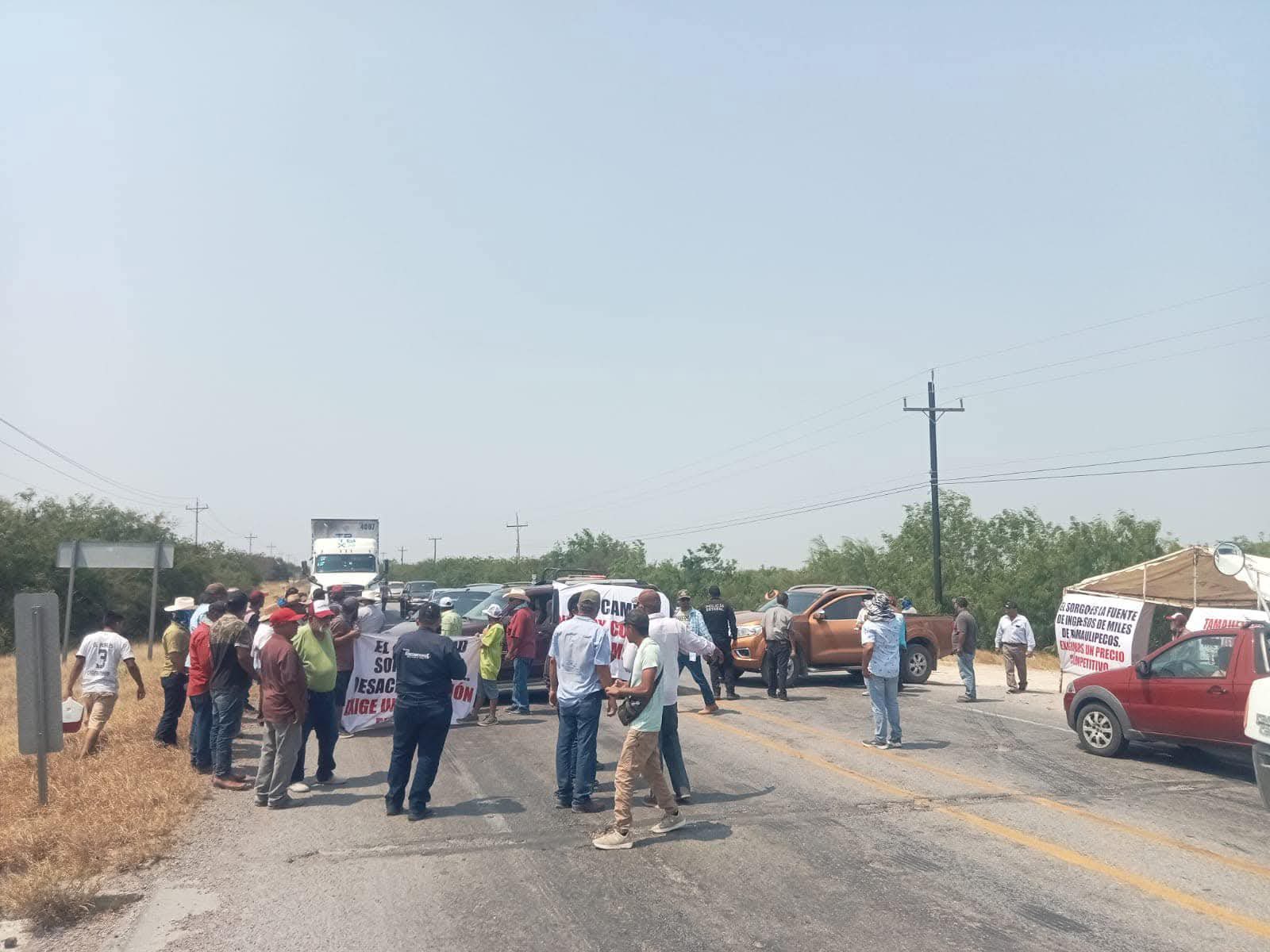 Son alrededor de 700 productores de 6 municipios los que tomaron la decisión de cerrar la carretera Son alrededor de 700 productores de 6 municipios los que tomaron la decisión de cerrar la carretera