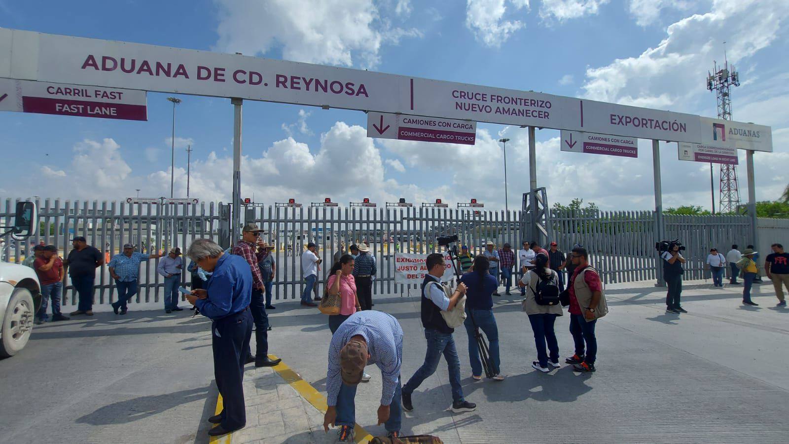 Productores de sorgo bloquean puente internacional de Pharr Productores de sorgo bloquean puente internacional de Pharr