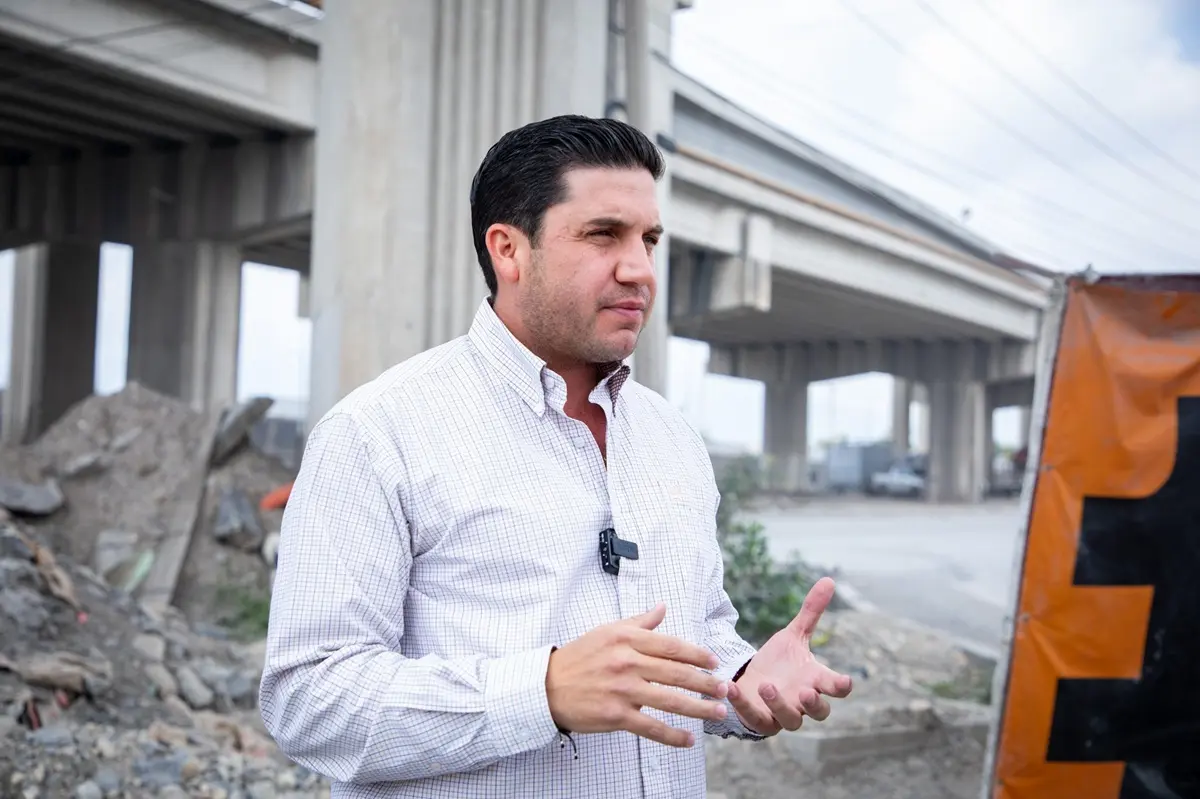 El alcalde de Salinas Victoria, Raúl Cantú, aseguró que el retraso de la obra del Triángulo Norte afecta la calidad de vida de los ciudadanos en cuestión de movilidad. Foto: Gobierno de Salinas Victoria