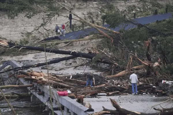 Sube a 91 la cifra de muertos por inundaciones en Texas