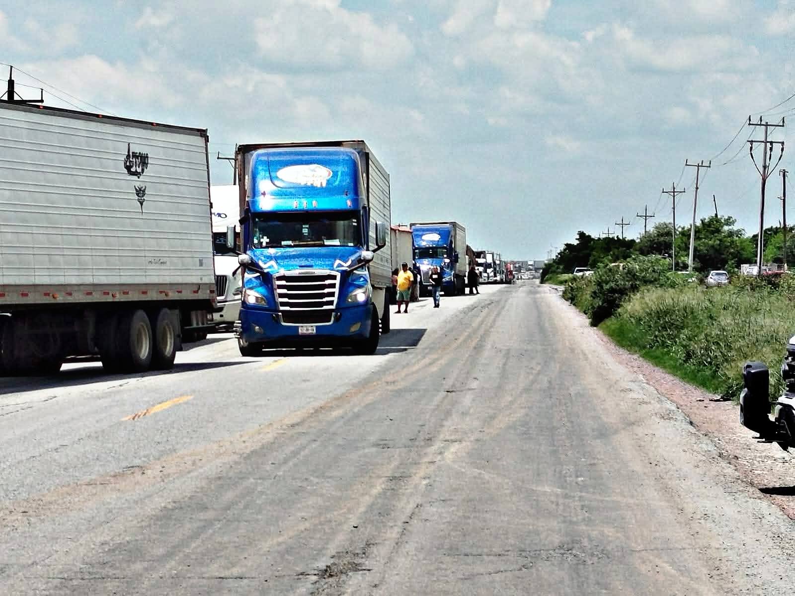 Crece la tensión entre automovilista, traileros y productores de sorgo por cierre de Carretera San Fernando Crece la tensión entre automovilista, traileros y productores de sorgo por cierre de Carretera San Fernando