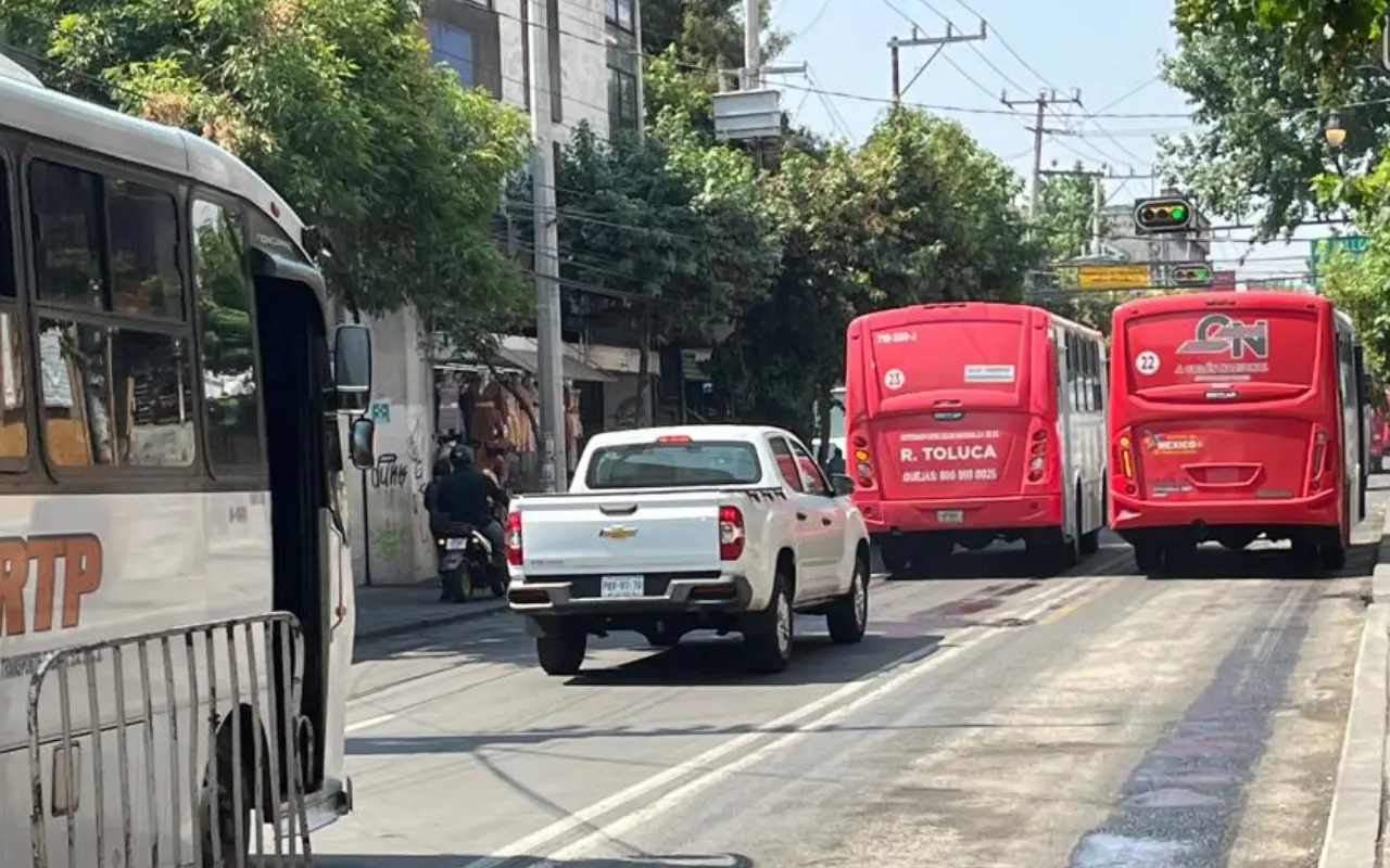 Transporte público en las calles de Toluca. Foto: Alberto Dzib
