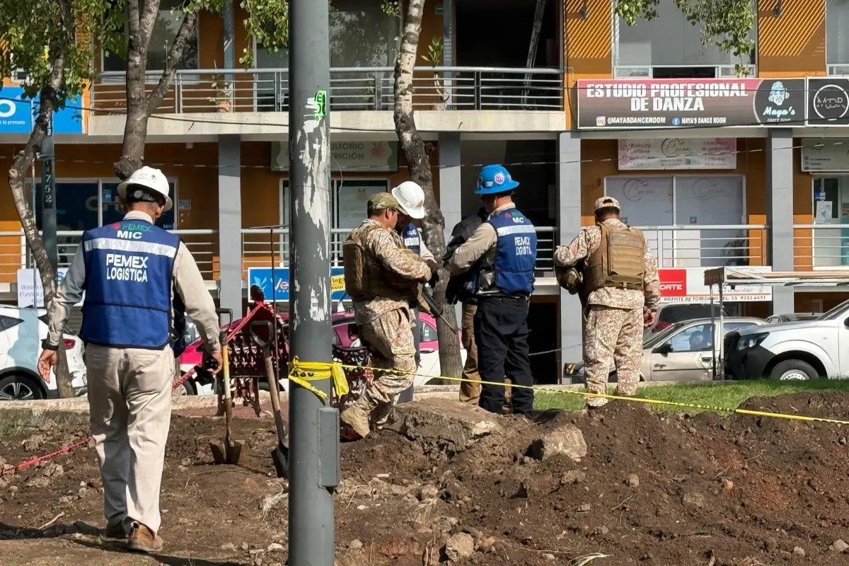 Personal de PEMEX asegurando el túnel de huachicol en CDMX. Foto: Ramón Ramírez