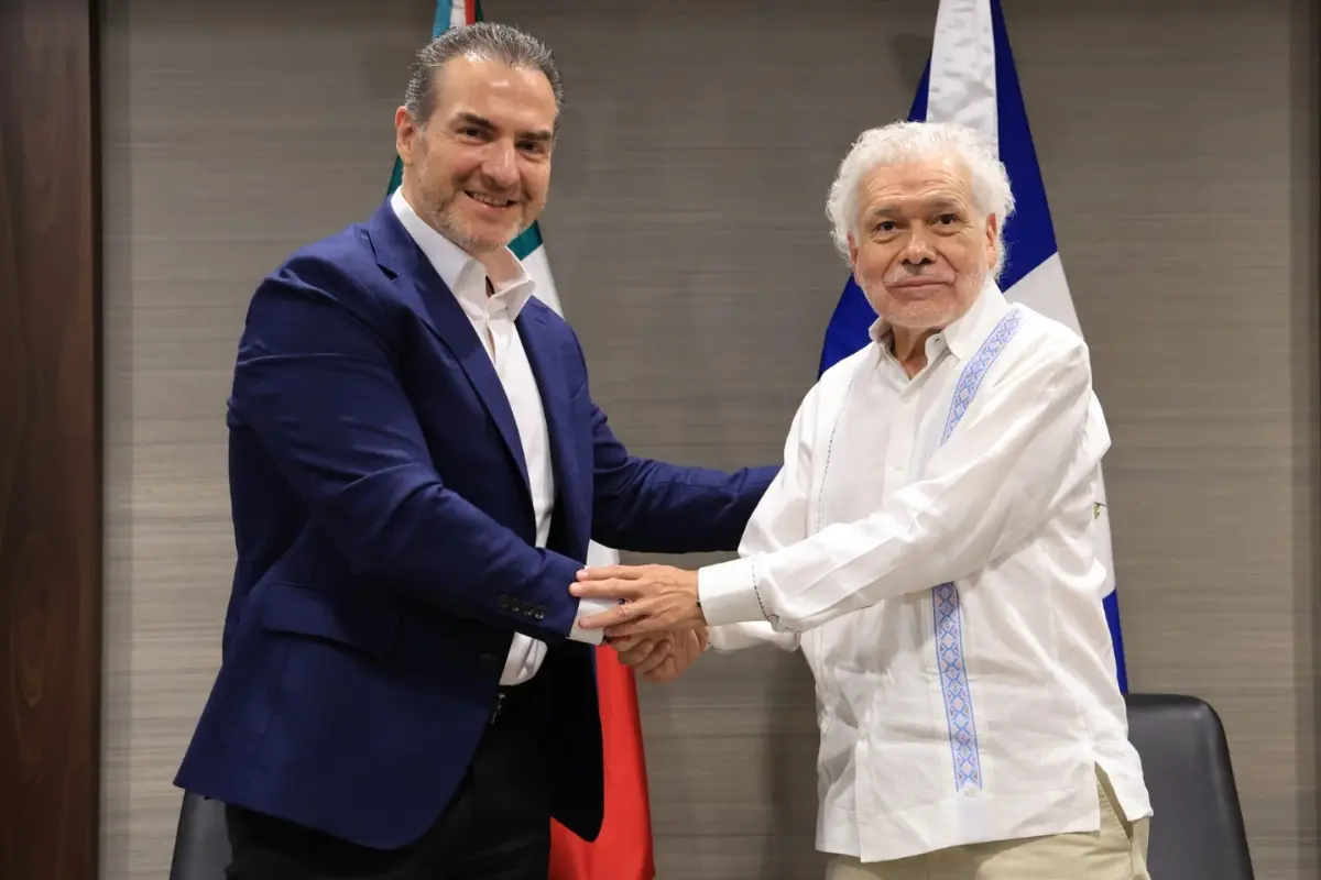 El alcalde Adrián de la Garza y el embajador de Guatemala en México, Edgar Armando Gutiérrez Girón. Foto: Gobierno de Monterrey