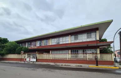 Esta escuela de Durango está frente a una increíble plaza y muy cerca de un histórico templo