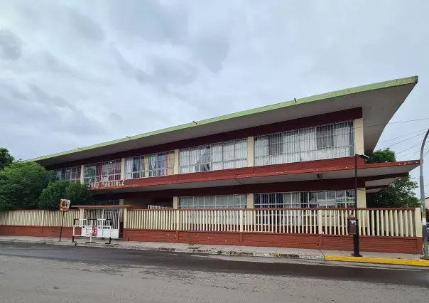 Esta escuela de Durango está frente a una increíble plaza y muy cerca de un histórico templo