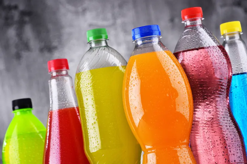 La Profeco informa que cinco refrescos en particular son menos perjudiciales, destacando su perfil nutricional más equilibrado. Foto: Canva