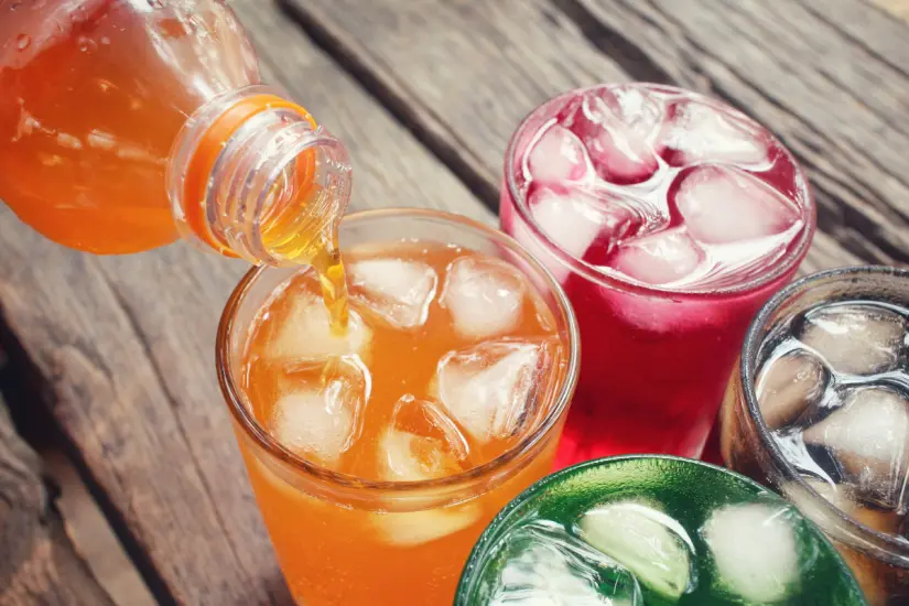 La Profeco ha determinado que ciertos refrescos tienen un perfil nutricional más equilibrado, desafiando prejuicios anteriores sobre su daño. Foto: Canva