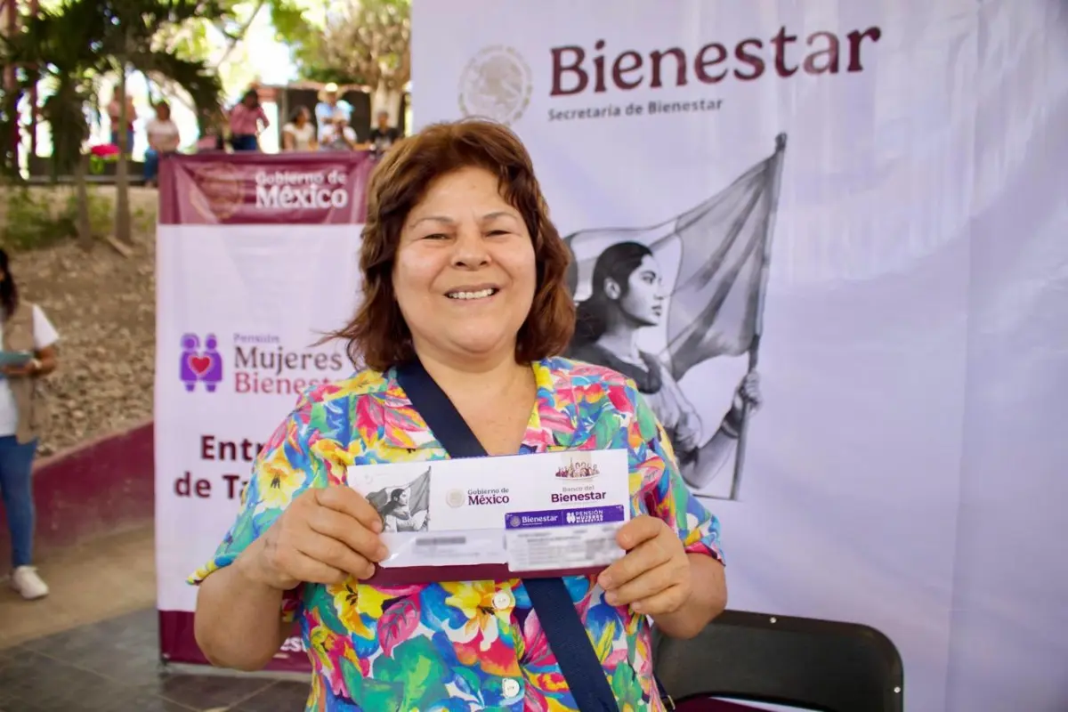 Mujer recibiendo su Pensión Bienestar Foto: X(Twitter) @A_MontielR
