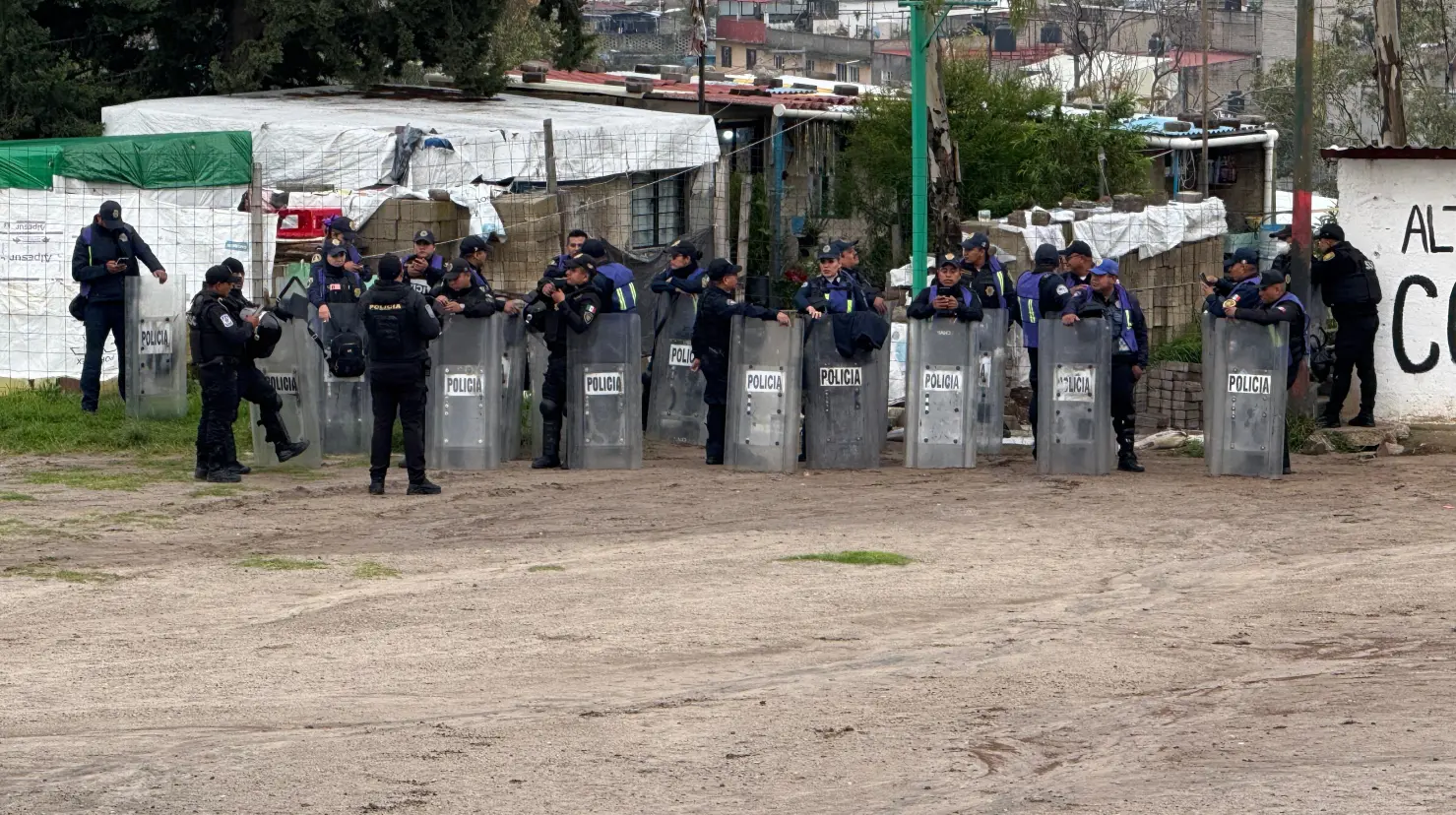 Autoridades de CDMX recuperando predio. Foto: Ramón Ramírez