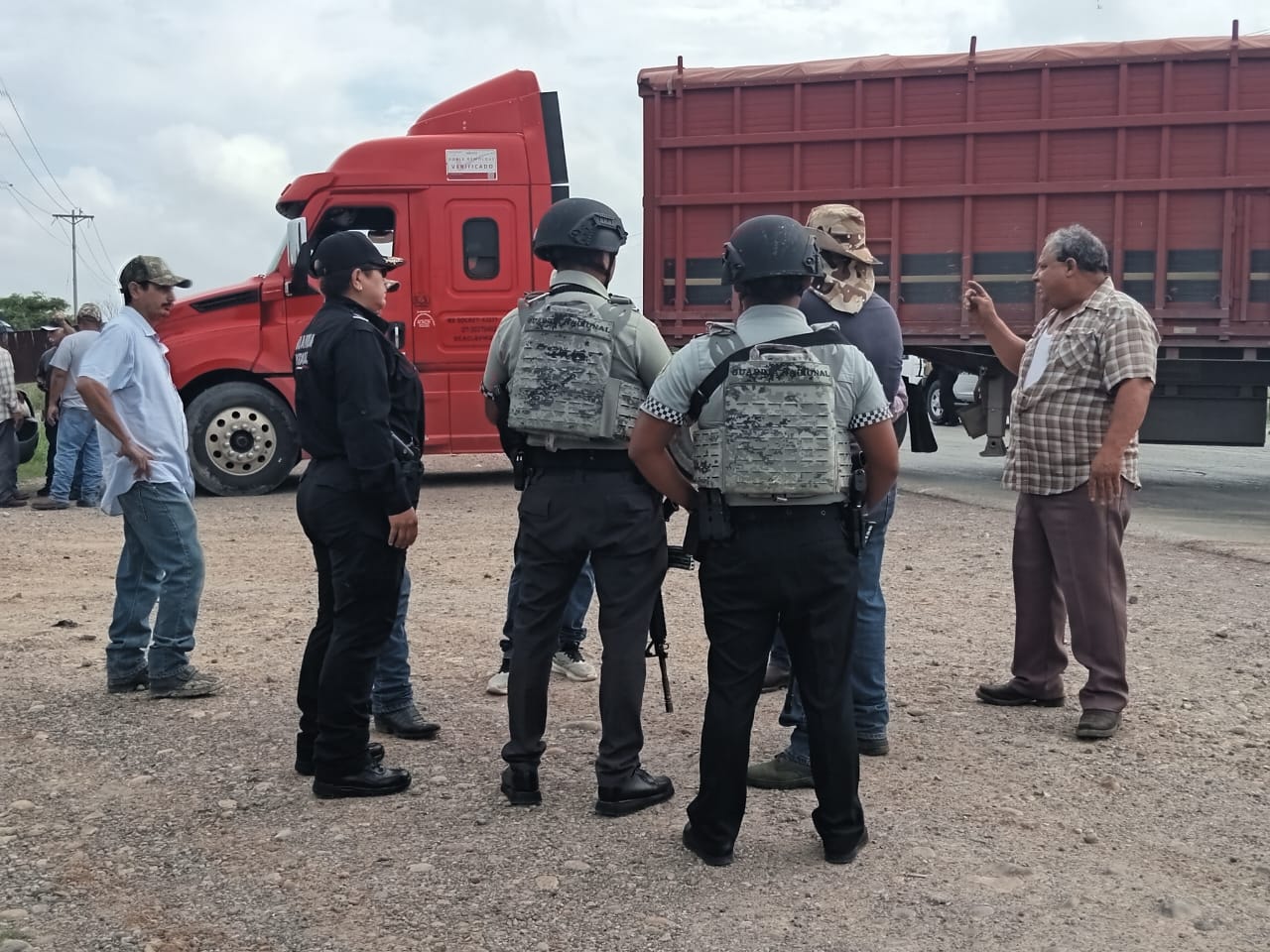 Autoridades de Guardia Nacional y Guardia Estatal hablan con productores de sorgo que mantienen bloqueo carretero Autoridades de Guardia Nacional y Guardia Estatal hablan con productores de sorgo que mantienen bloqueo carretero