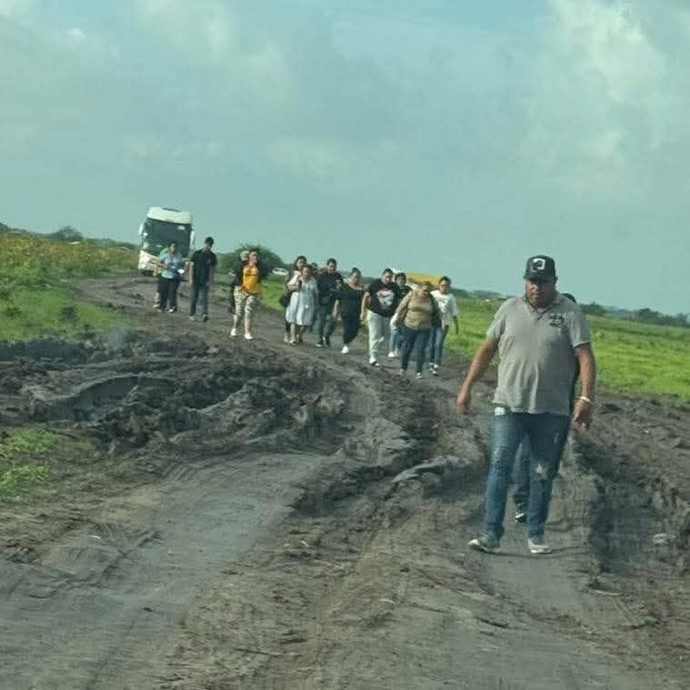 Sigue el bloqueo en carretera San Fernando y la gente ya esta desesperada Sigue el bloqueo en carretera San Fernando y la gente ya esta desesperada