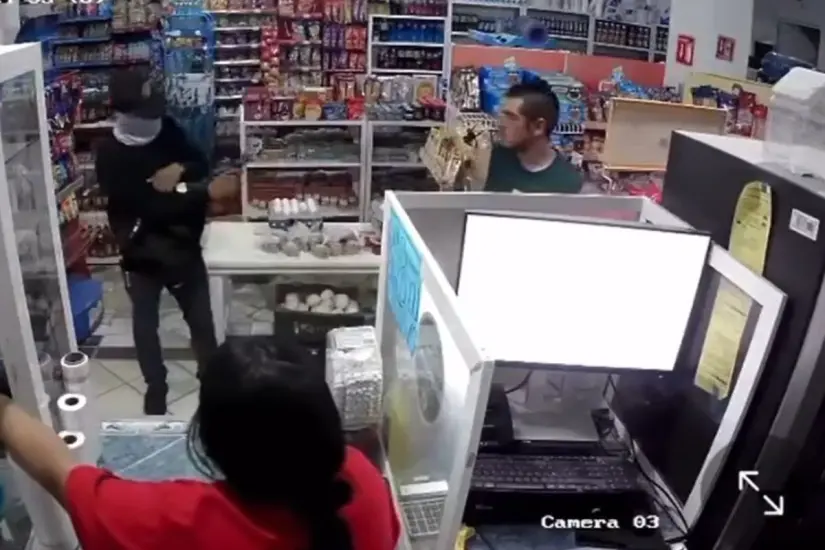 El robo ocurrió mientras otro cliente estaba en el lugar. Foto: Facebook / SOS Rotativo