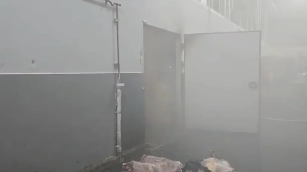 VIDEO | Incendio arrasa con cuarto frío de comercio en Guadalupe