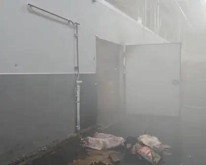 VIDEO | Incendio arrasa con cuarto frío de comercio en Guadalupe