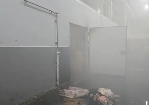 VIDEO | Incendio arrasa con cuarto frío de comercio en Guadalupe