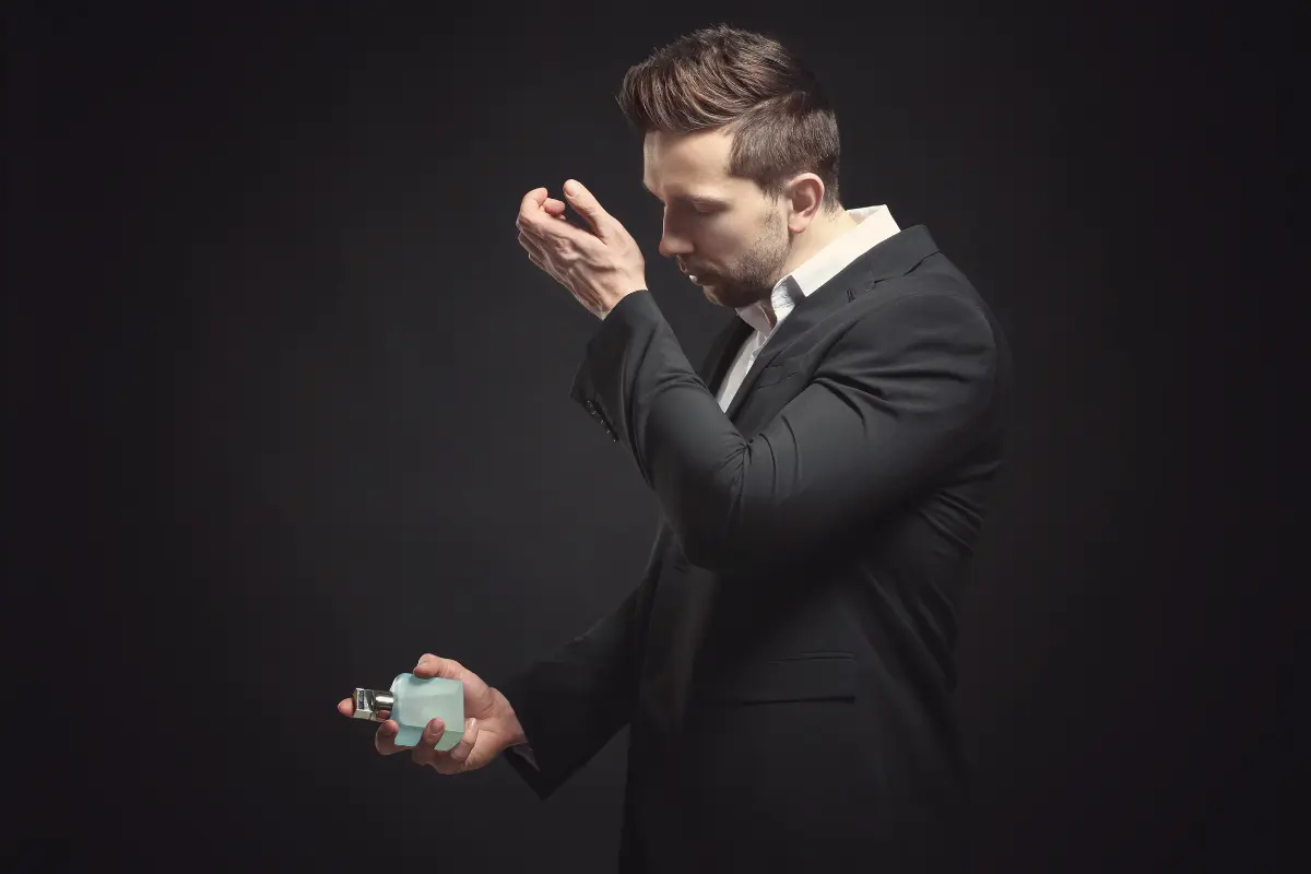Los hombres de 55 años buscan proyectar elegancia, distinción y carácter. Foto: Canva