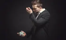 El perfume perfecto para hombres de 55 años: varonil, elegante y económico