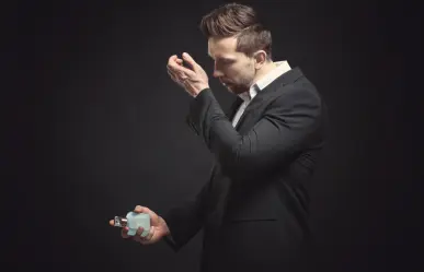 El perfume perfecto para hombres de 55 años: varonil, elegante y económico