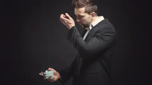 El perfume perfecto para hombres de 55 años: varonil, elegante y económico