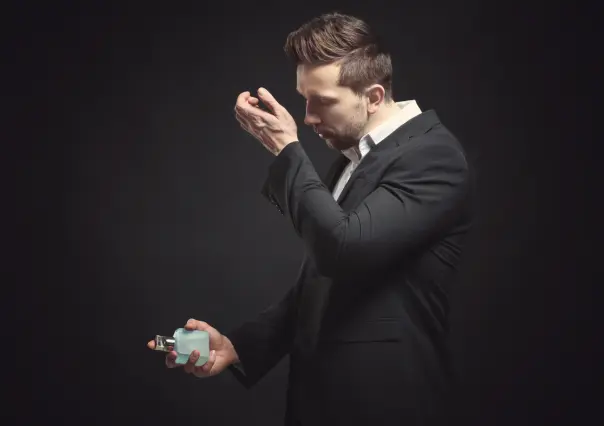El perfume perfecto para hombres de 55 años: varonil, elegante y económico
