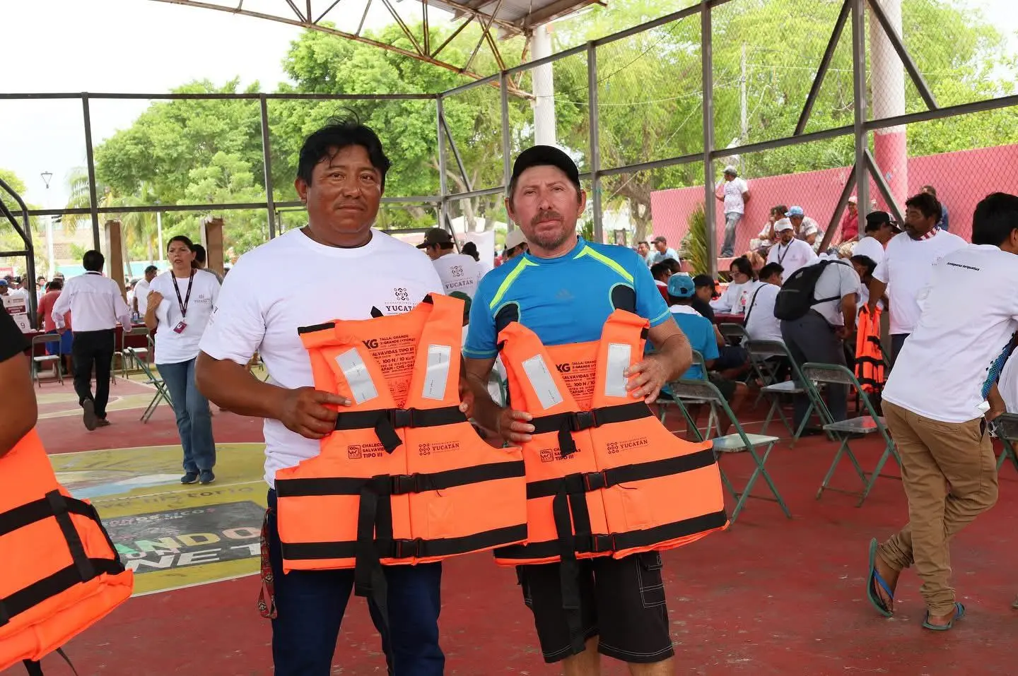 En su transmisión de redes sociales, el gobernador Joaquín Díaz Mena informó que recibió denuncias sobre pescadores yucatecos que han vendido los equipos de seguridad que se les entregó como apoyo.- Fuente Gobierno del Estado