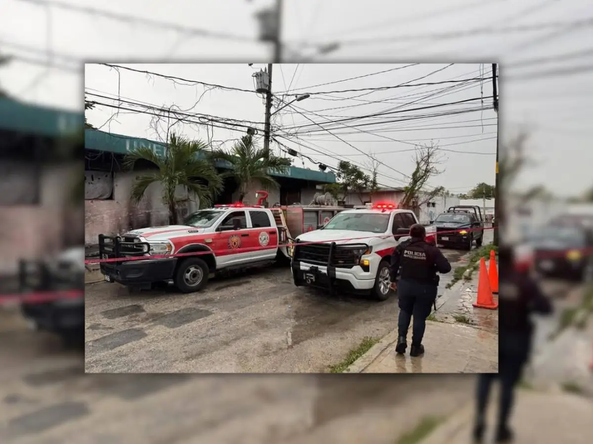 Bomberos de Cancún se movilizaron a una zona densamente poblada para atender el reporte de un incendio generado en un hospital abandonado, y tras revisar los escombros, se toparon con un macabro hallazgo.- Fuente El Policiaco/ Quintana Roo