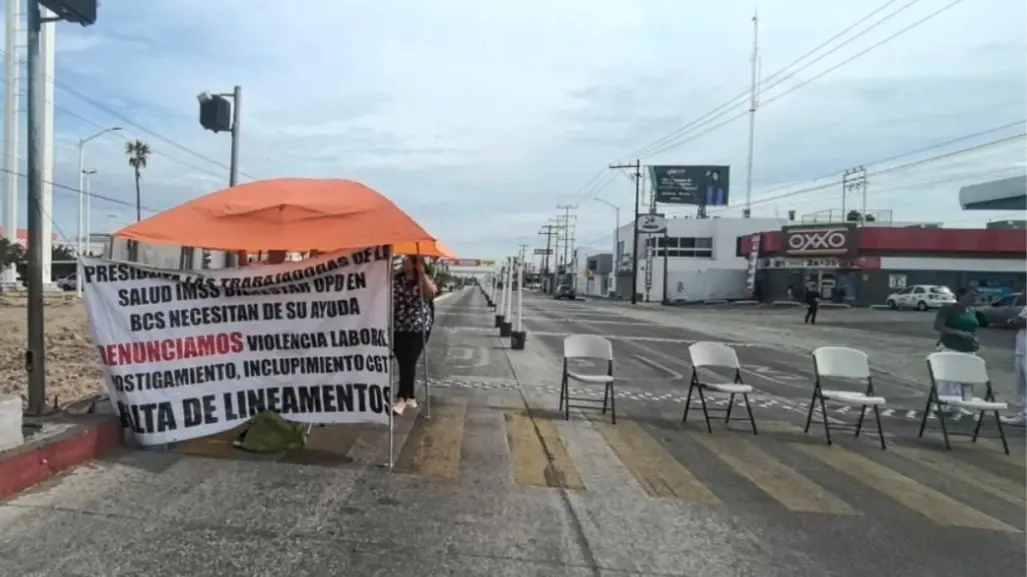 Personal del IMSS-BIENESTAR bloquea bulevar Forjadores en La Paz