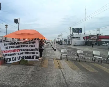 Personal del IMSS-BIENESTAR bloquea bulevar Forjadores en La Paz