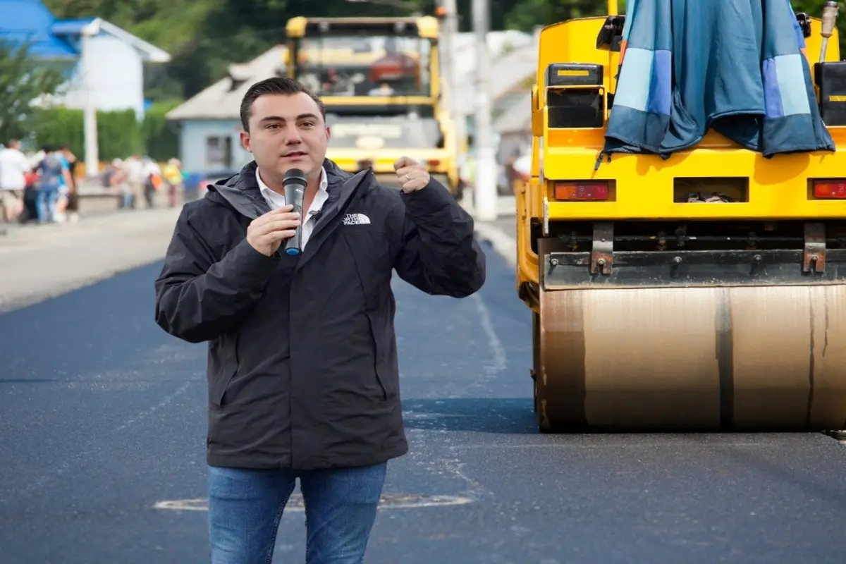 El alcalde Manuel Guerra Cavazos supervisó personalmente los trabajos en la zona, destacando que dicha intervención responde a un compromiso con los ciudadanos. Foto: Canva/Manuel Guerra Cavazos.