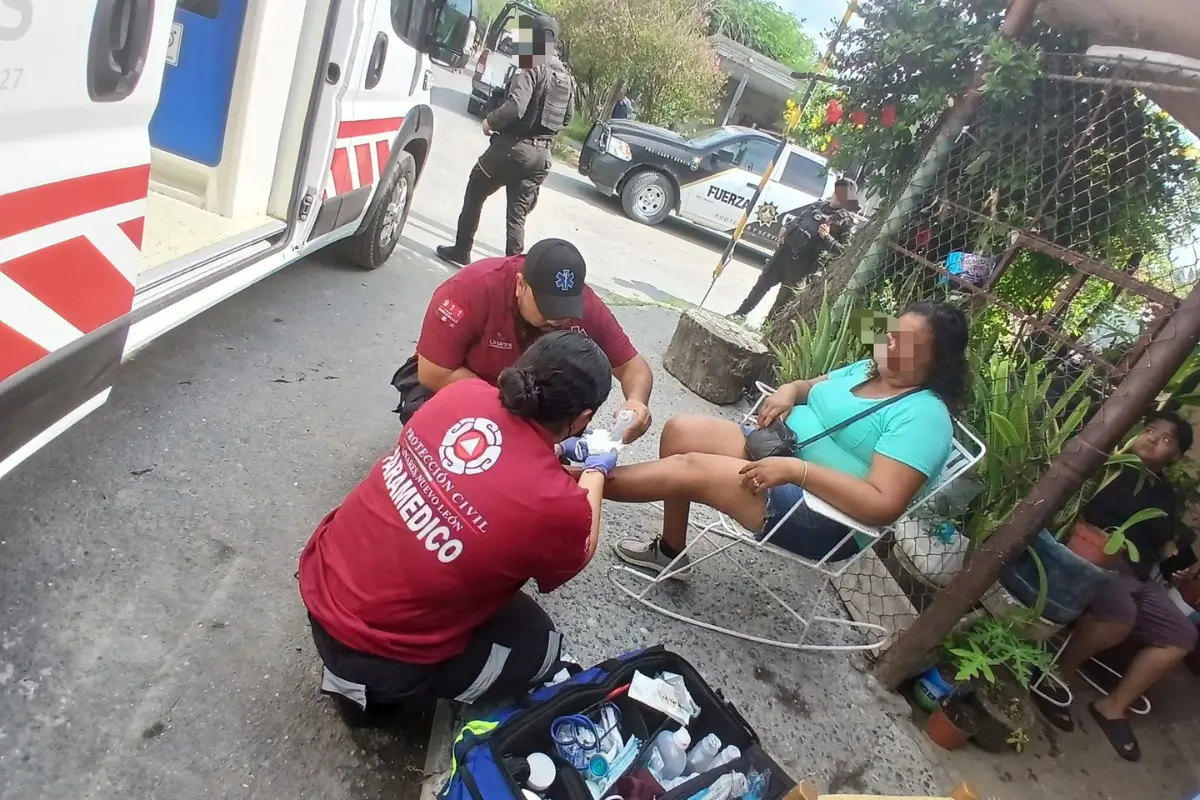 La mujer afectada presentaba dos heridas sangrantes en la pierna izquierda/Foto: Protección Civil Linares
